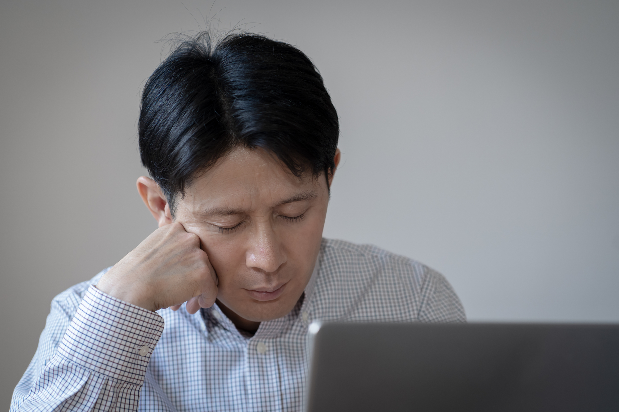 「食後すぐに眠くなる…」それは血糖値だけでなく“胃”のサイン？